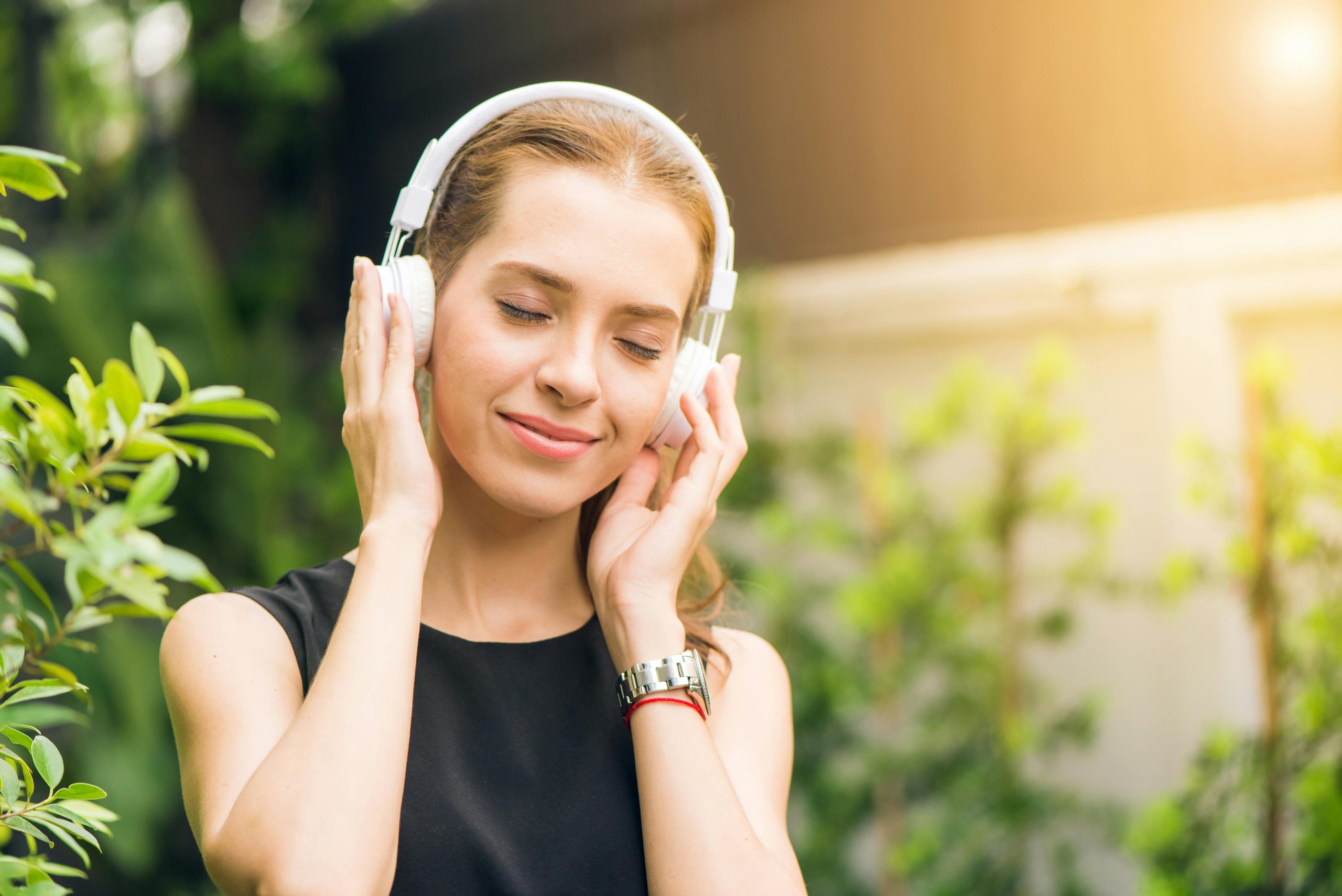 Joven mujer escuchando música como una técnica de relajación para dormir bien.