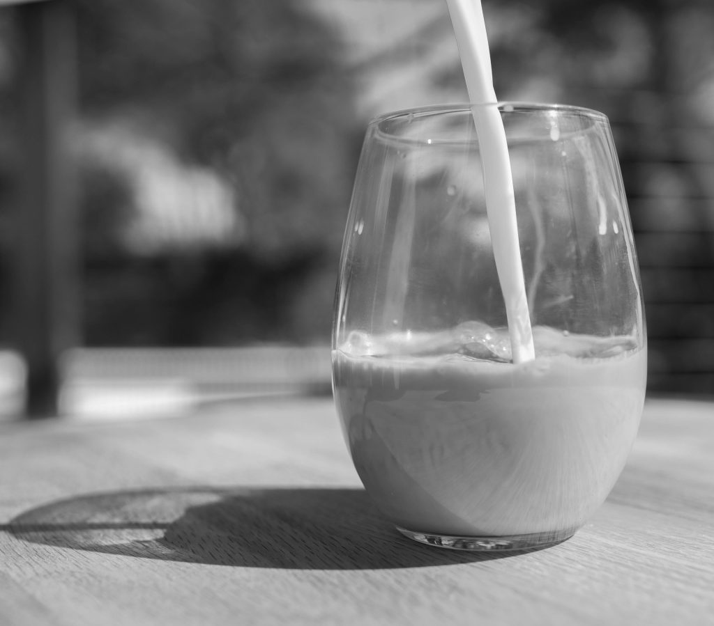 ¿Es cierto que se duerme mejor tomando leche?... Te lo explicamos
